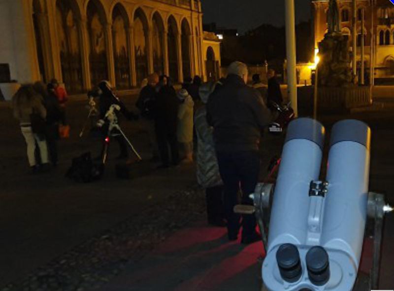 Luci spente in piazza Duomo per vedere le stelle con i telescopi