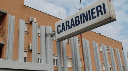 Pakistano ubriaco fa il diavolo a quattro nella caserma dei carabinieri