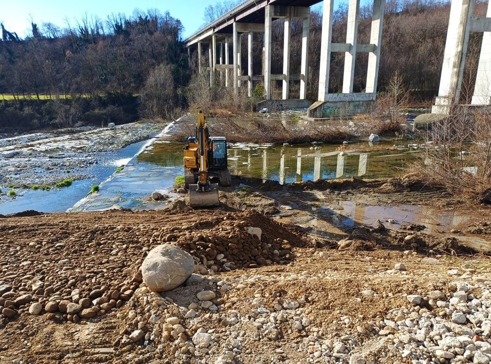 via al lavori sotto al ponte del cervo