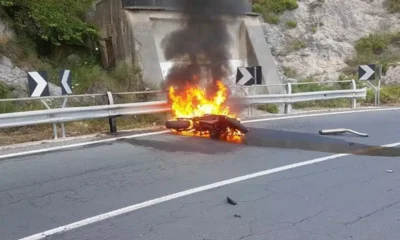 Moto in fiamme, centauro gravissimo