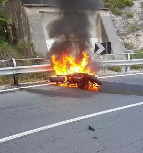 Moto in fiamme, centauro gravissimo
