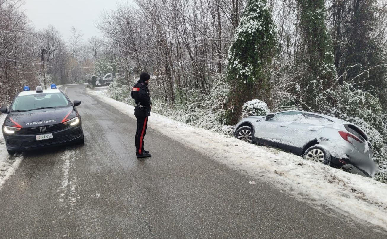Automobilisti traditi dalla neve a Bioglio e Pettinengo