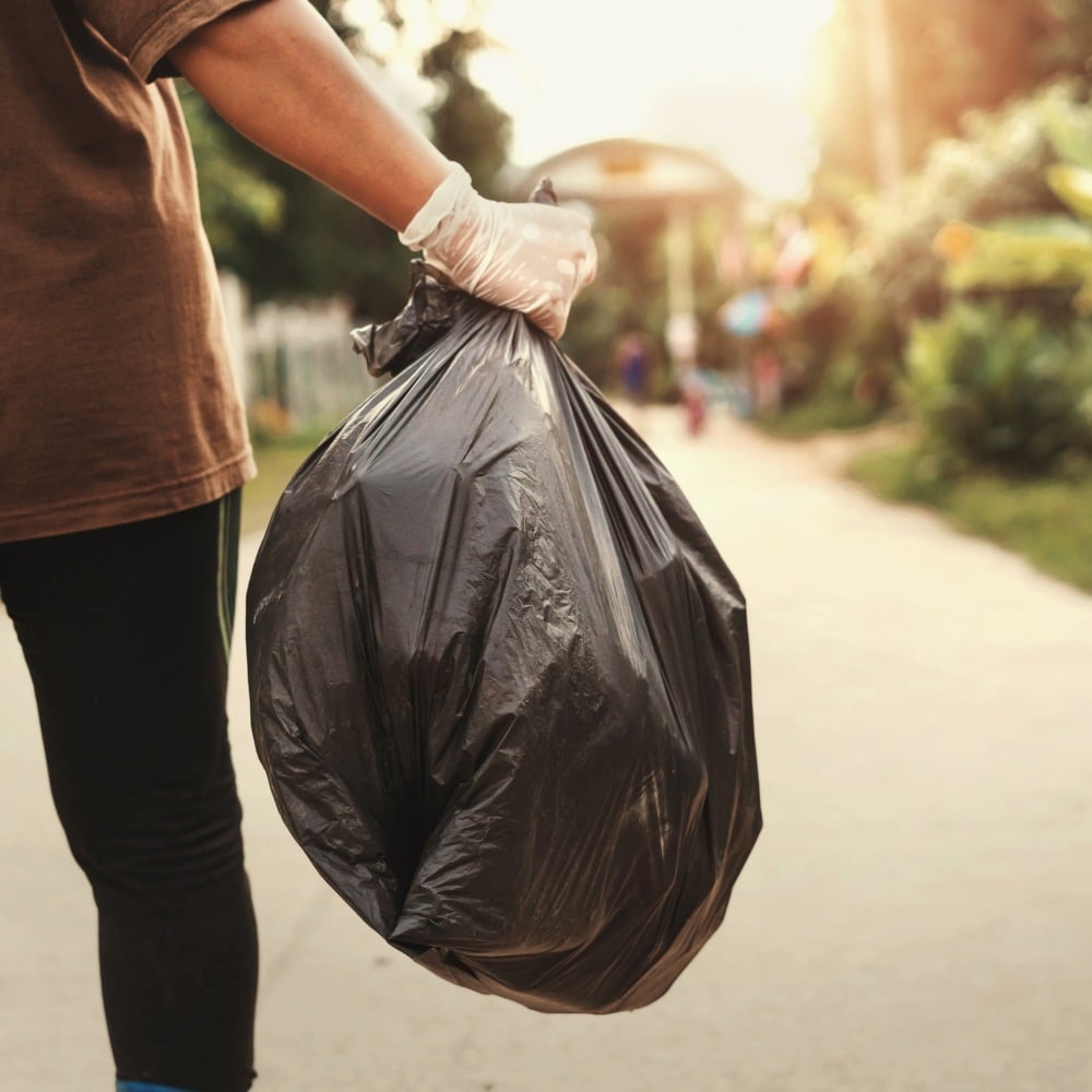 Uomo di Salussola butta 57 sacchi di spazzatura nelle risaie