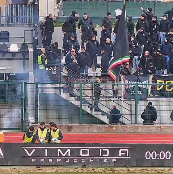 la polizia evita scontri tra i tifosi