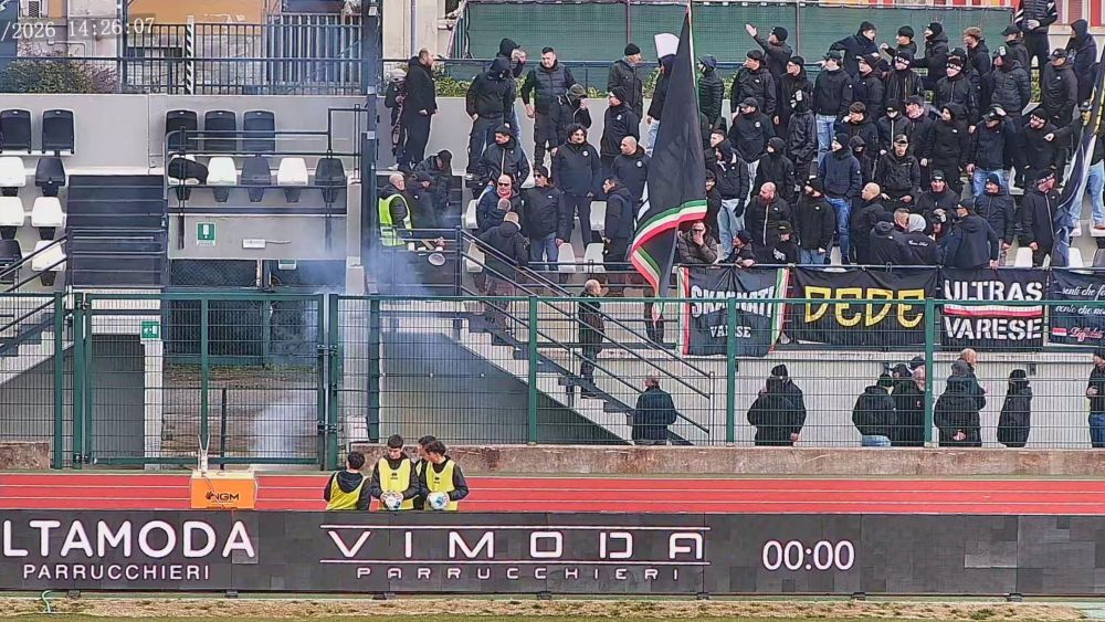 la polizia evita scontri tra i tifosi