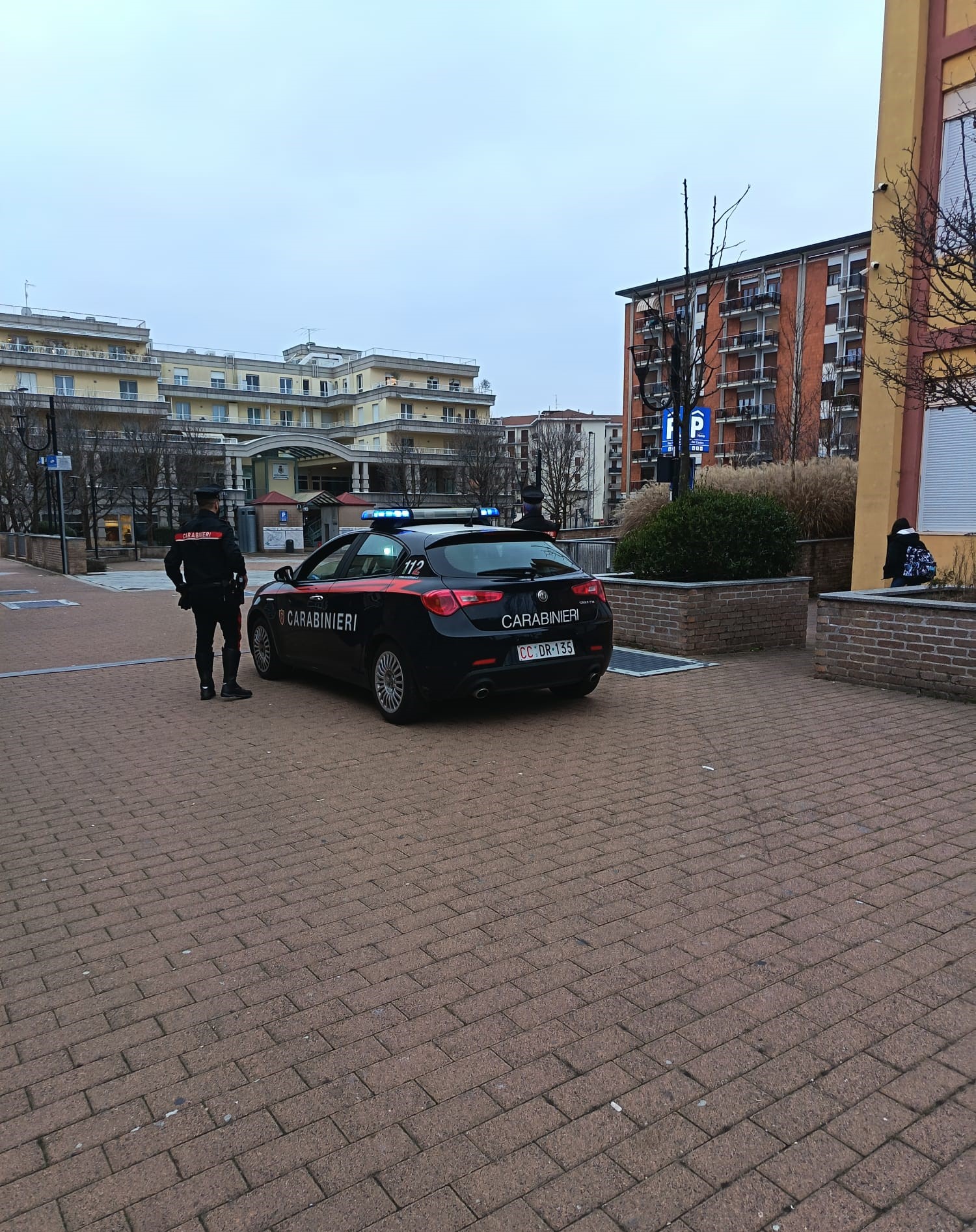 Molesta una ragazzina