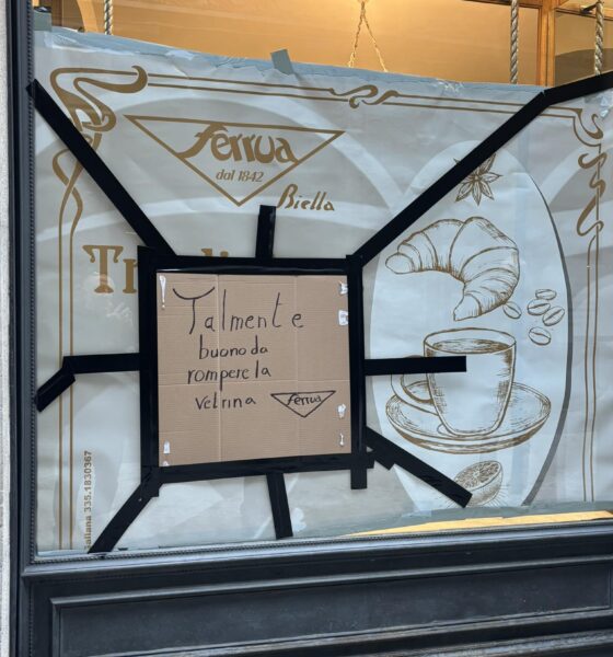 Sfonda la vetrina del bar per... una bottiglia di Vermut