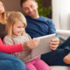 Genitori e bambina con tablet