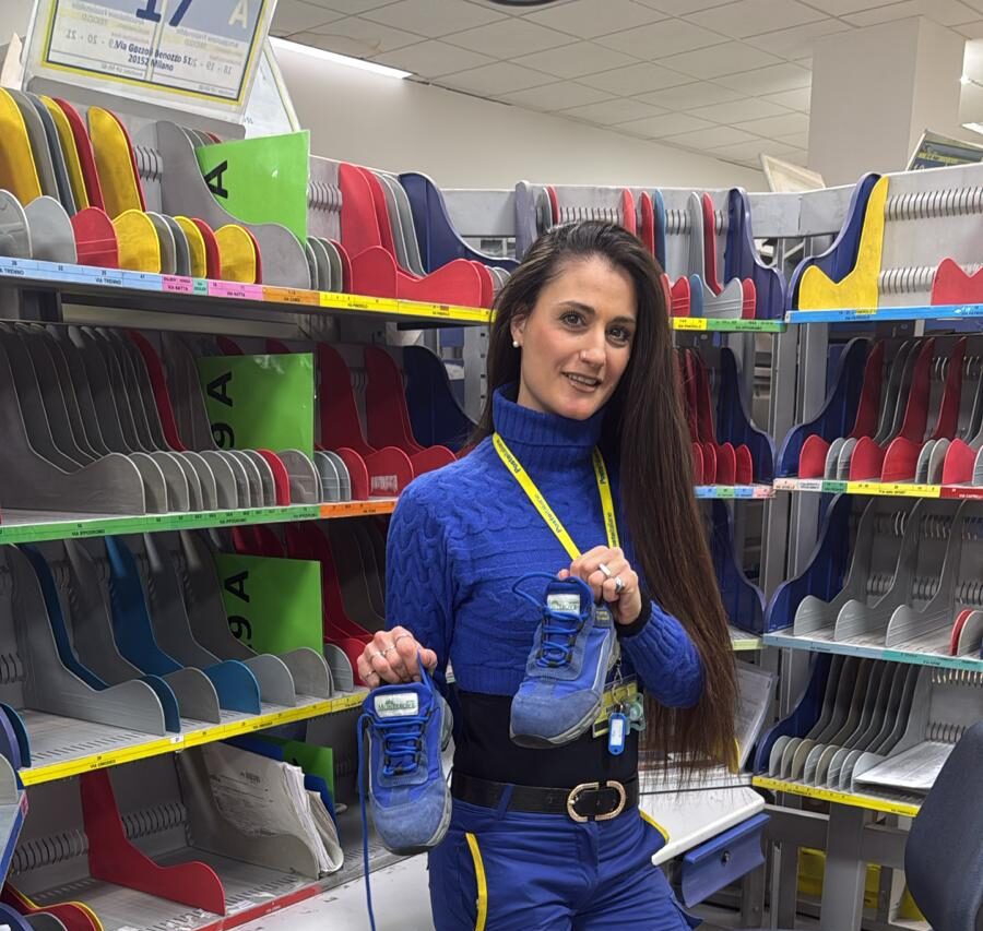 Dalle scarpe riciclate dei portalettere biellesi nascono pavimentazioni sicure per bambini