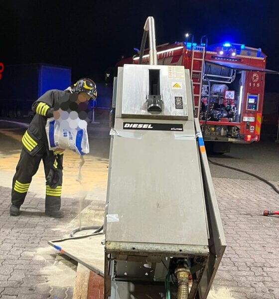 Camion colpisce colonnina del distributore e fuoriesce gasolio