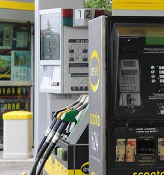 spruzza gasolio addosso a un uomo