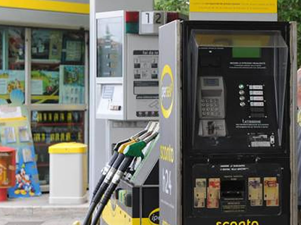 spruzza gasolio addosso a un uomo