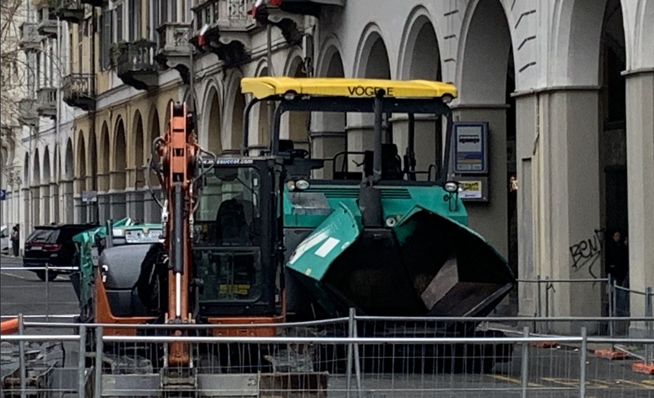 Vandali nel cantiere di via Italia, pesanti danni ai mezzi della ditta