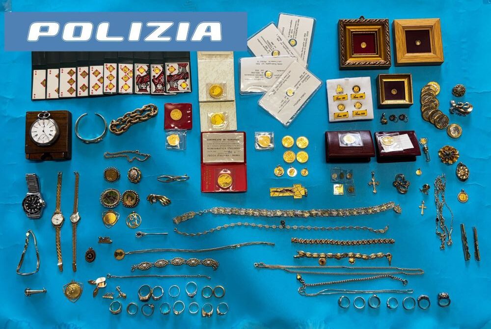 si finge carabiniere per derubare una pensionata