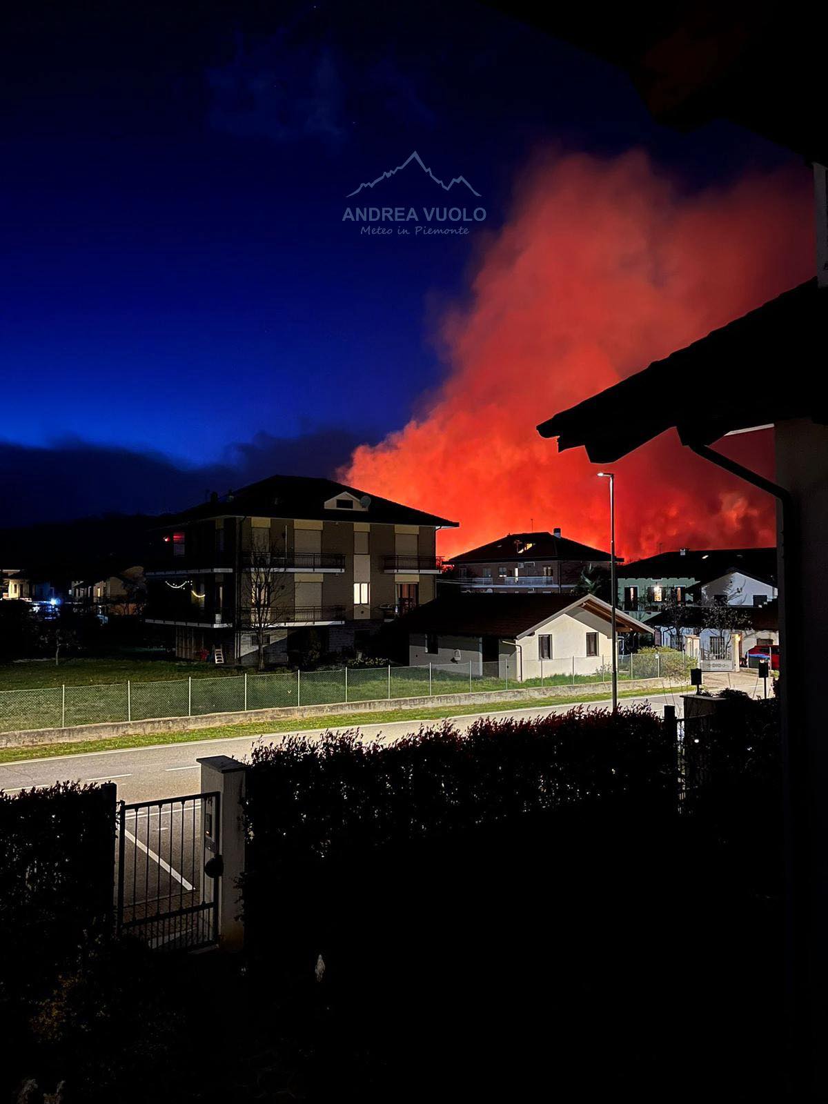 fiamme sospinte dal vento