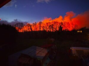 fiamme sospinte dal vento