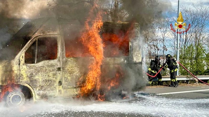 furgone in fiamme sulla superstrada