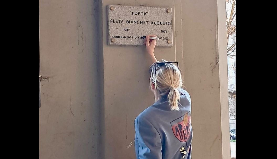 Polemiche e discussioni? Per la targa di Augusto bastava un... pennarello