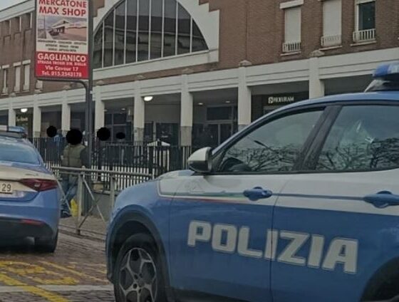 Prende a calci il cane davanti a tutti in via La Marmora