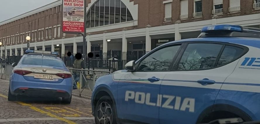 Prende a calci il cane davanti a tutti in via La Marmora