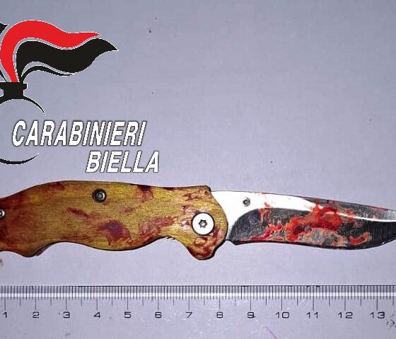 tenta di accoltellare