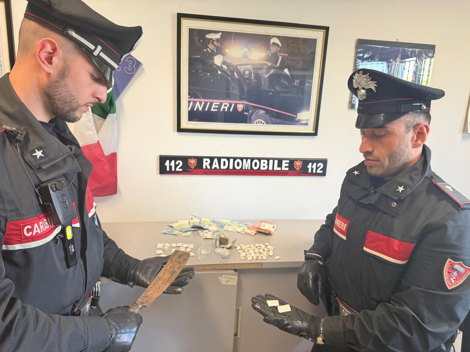Trovato con un “market” di stupefacenti nel marsupio: arrestato