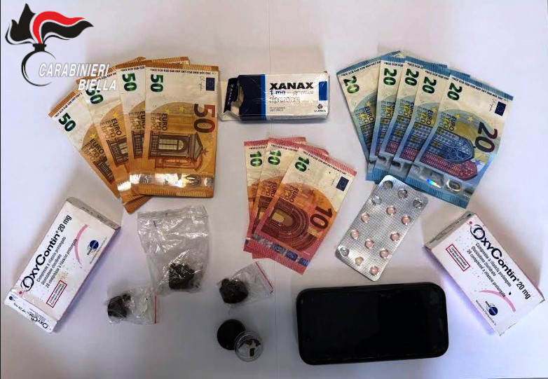 Sequestrati hashish e farmaci oppioidi: denunciato 25enne biellese