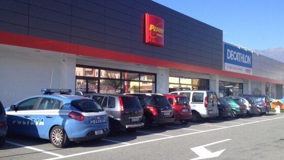 Ruba una bottiglia di birra al Penny Market di Vigliano