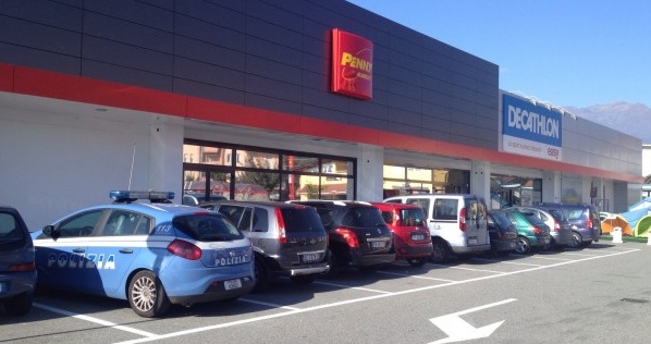 Ruba una bottiglia di birra al Penny Market di Vigliano