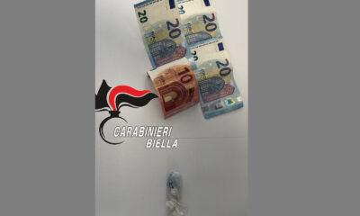 Spaccia droga davanti ai carabinieri a Biella