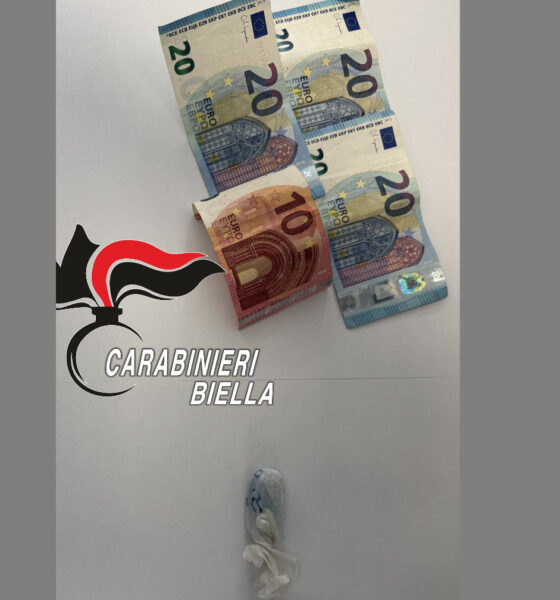 Spaccia droga davanti ai carabinieri a Biella