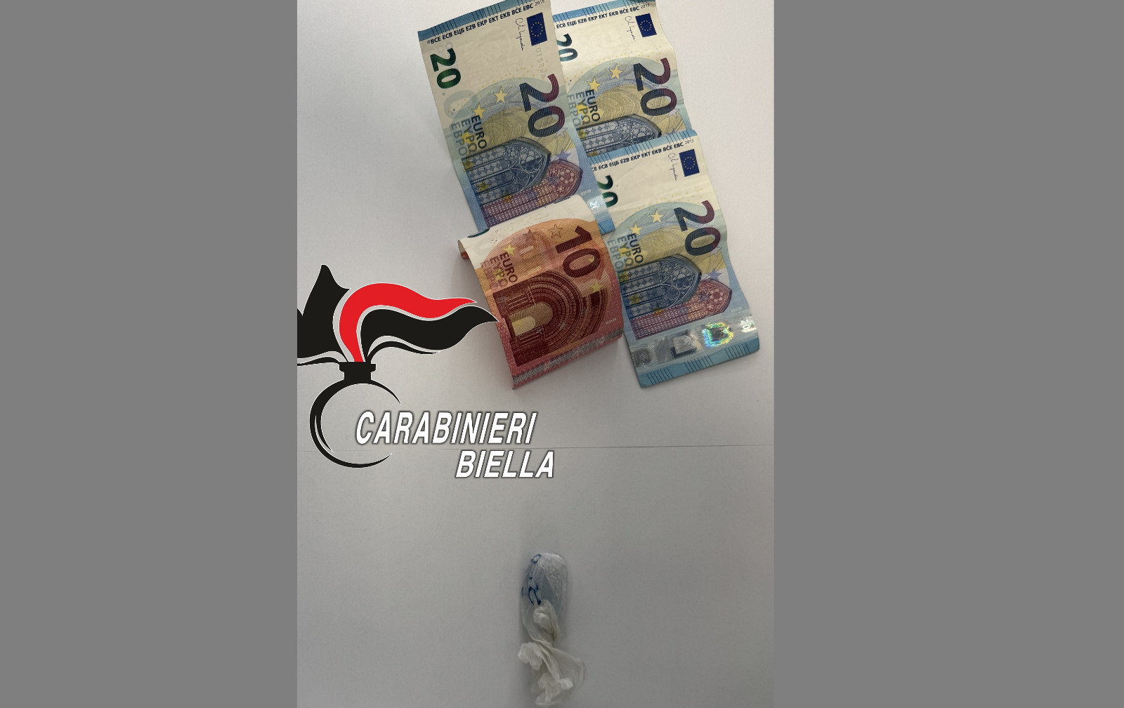 Spaccia droga davanti ai carabinieri a Biella