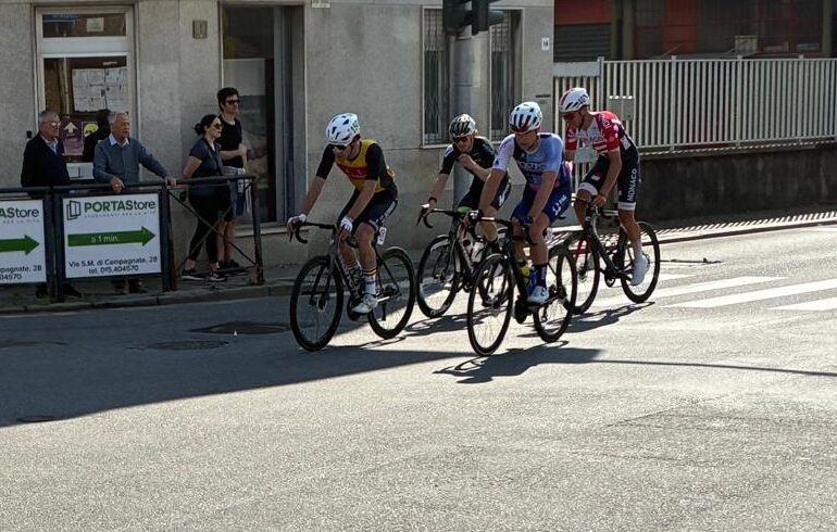 Giro della Provincia, il passaggio dei ciclisti a Biella - FOTO e VIDEO