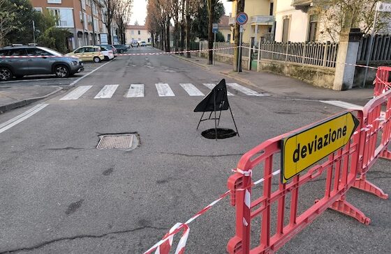 auto in una buca