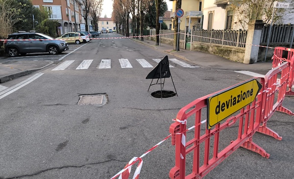 auto in una buca