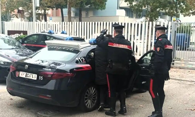 pistola vicina arrestato