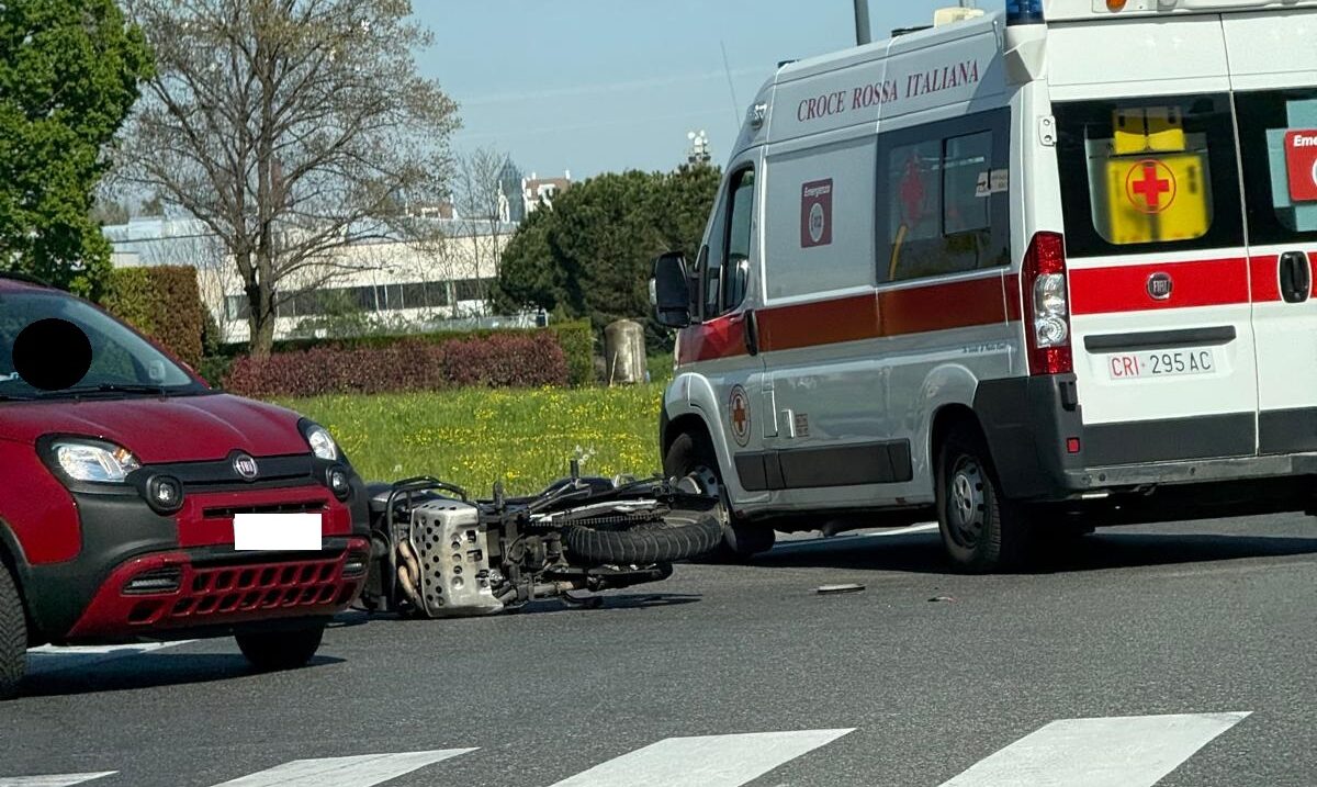 Scontro tra auto e moto davanti al cimitero di Biella