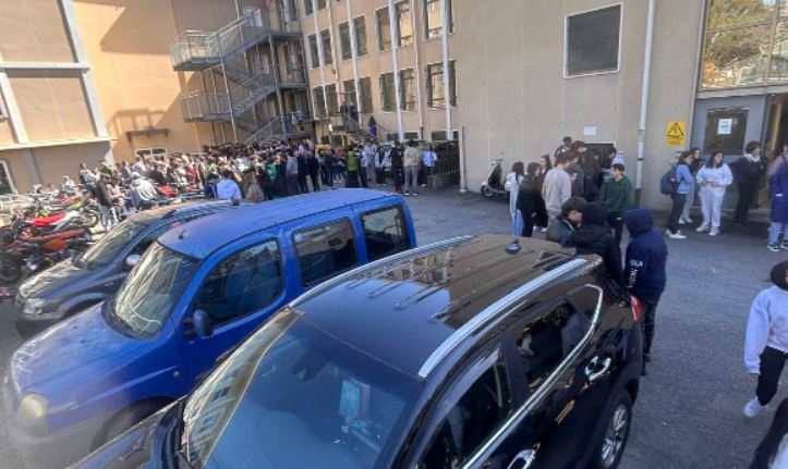 Qualcuno fa scattare l’allarme antincendio: Gae Aulenti evacuato