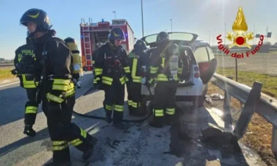 Auto prende fuoco in autostrada all’altezza di Carisio