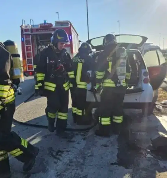 Auto prende fuoco in autostrada all’altezza di Carisio