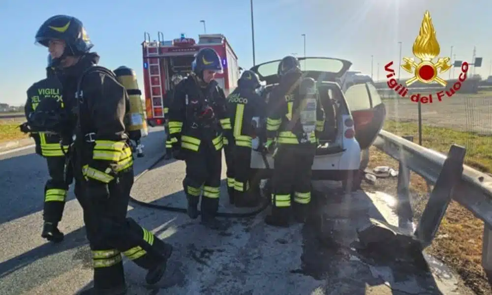 Auto prende fuoco in autostrada all’altezza di Carisio