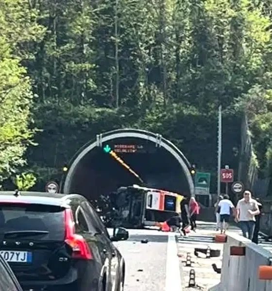 Ambulanza si ribalta sull'A26: paziente sbalzato, è gravissimo