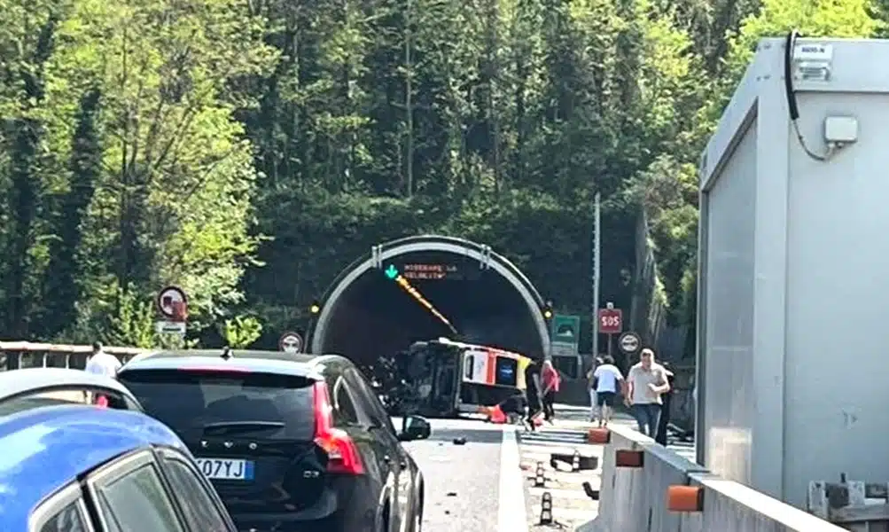 Ambulanza si ribalta sull'A26: paziente sbalzato, è gravissimo