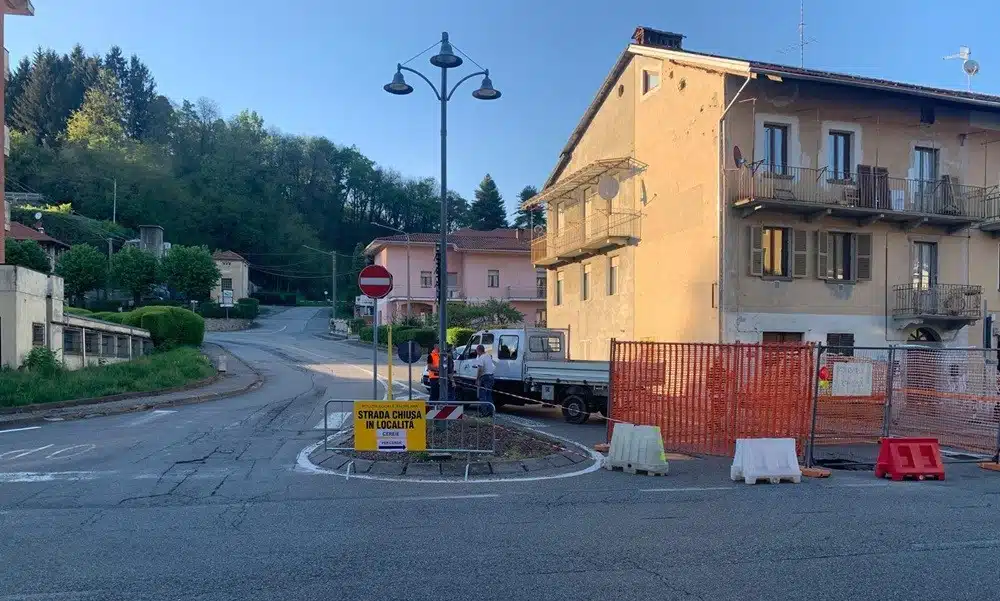 Auto finisce in una buca: strada chiusa per cedimento