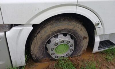 tir bloccato nel fango