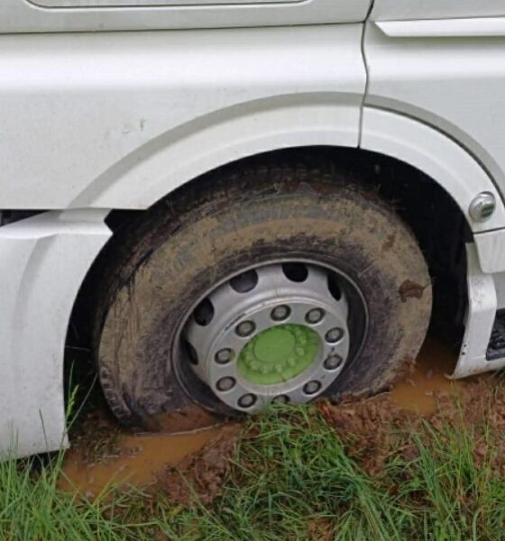 tir bloccato nel fango