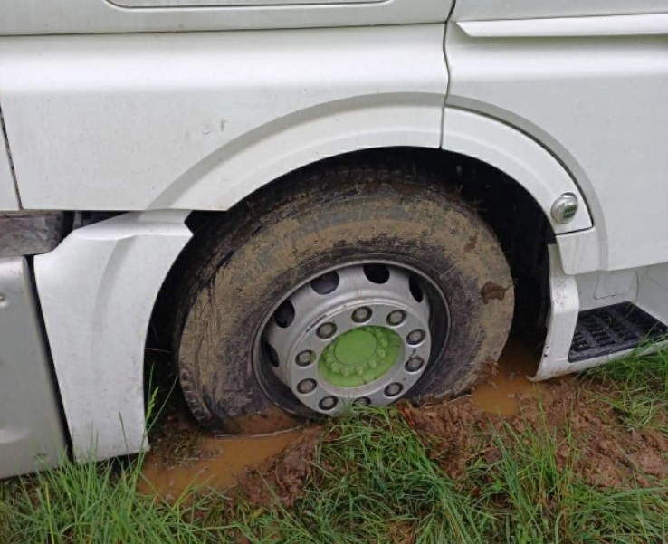 tir bloccato nel fango