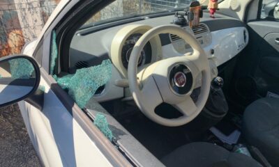 Vandali sfondano i finestrini di sei auto e un furgone - FOTO