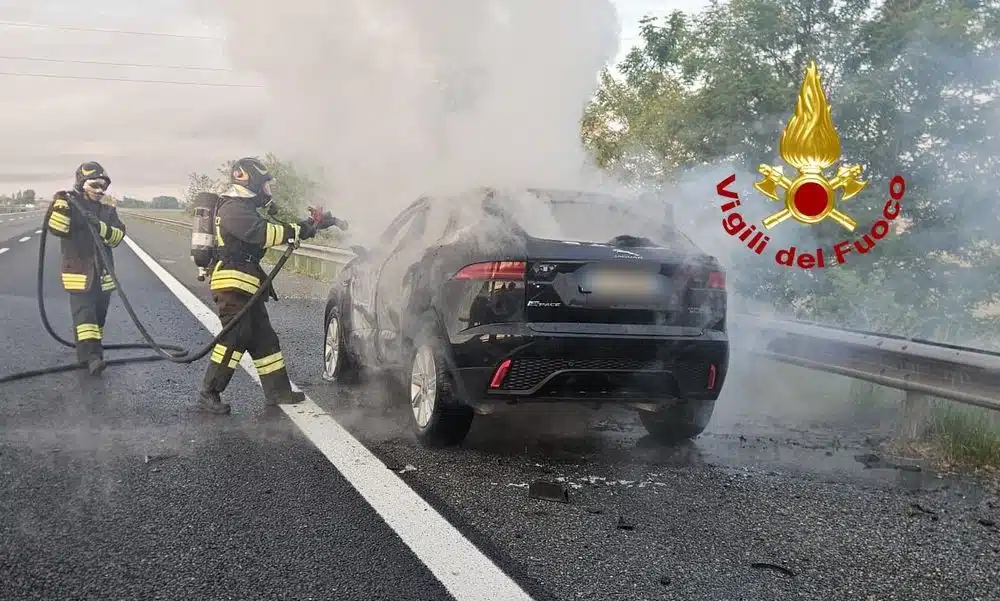 Auto in fiamme sull'autostrada - FOTOGALLERY