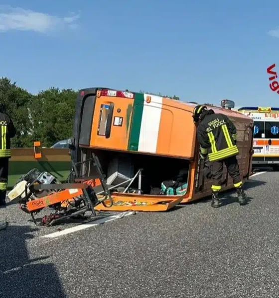 Schianto tra furgone e camion sull'A4, due feriti